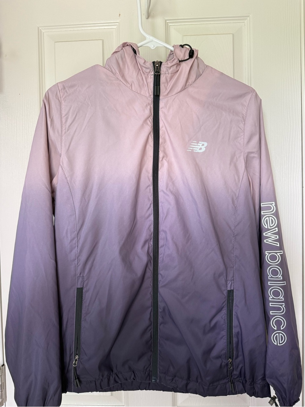 New Balance Windbreaker ombre Pink to Purple. zip pockets. Mesh inside. Medium